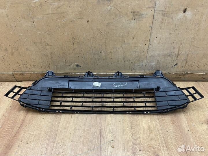 Решётка в бампер центральная Kia Rio 2017+