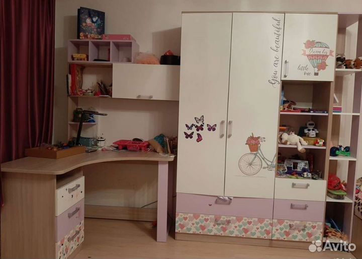 Шкаф и письменный стол в детскую комнату