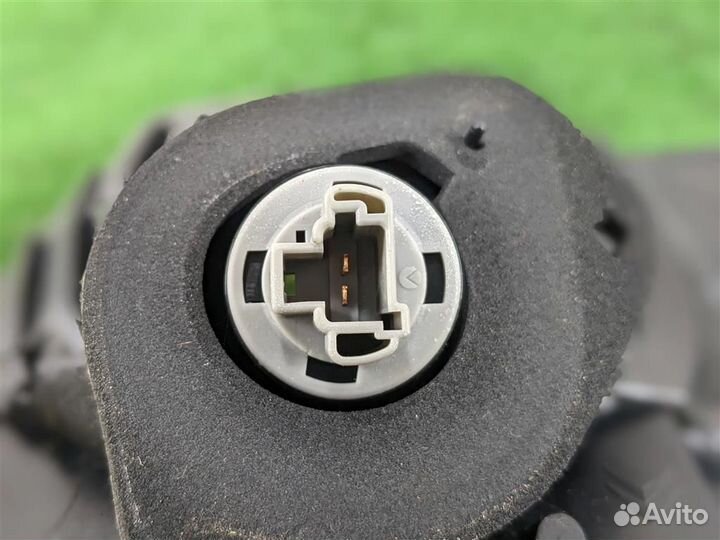 Фонарь задний внутренний правый Citroen C-Crosser