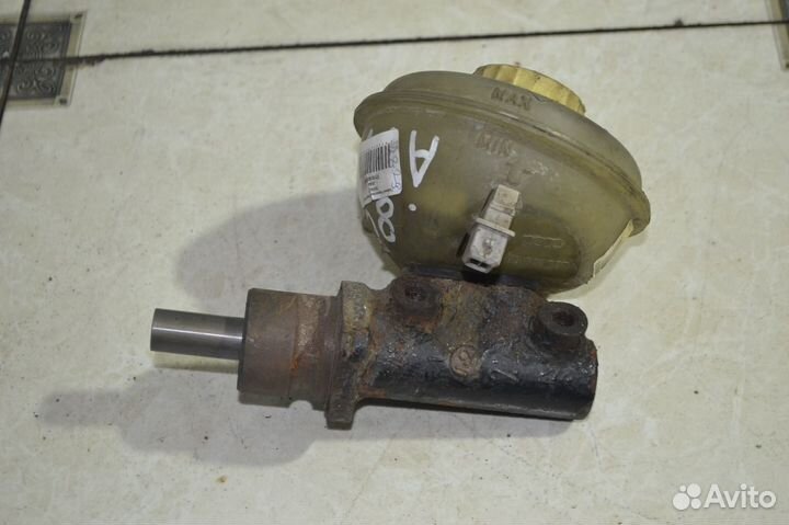Главный тормозной цилиндр Audi 80