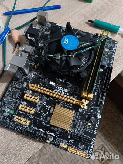 Материнская плата с процессором и памятью