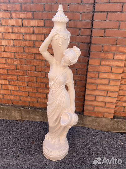 Скульптура девушка с кувшином