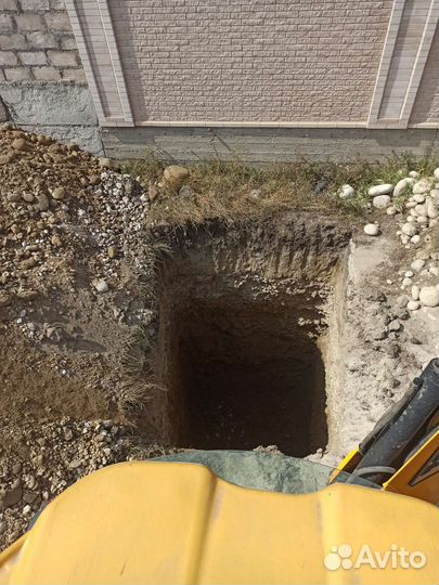 Экскаватор-погрузчик JCB гидромолот