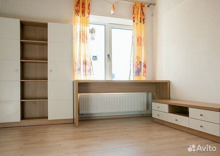 Письменный стол у окна на заказ