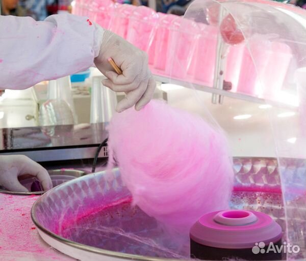 Продавец сахарной ваты в парке аттракционов