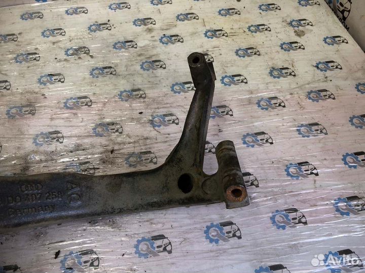 Кулак поворотный + ступица передний правый