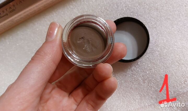 Два сета косметики