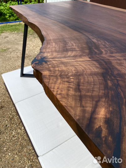 Стол из массива дерева с эпоксидной смолой