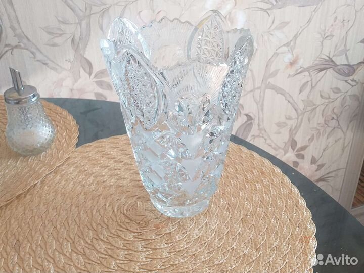 Ваза для цветов хрустальная и из цветного стекла