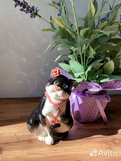 Фарфоровая кошка модница, очень позитивная