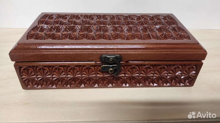 Деревянная шкатулка
