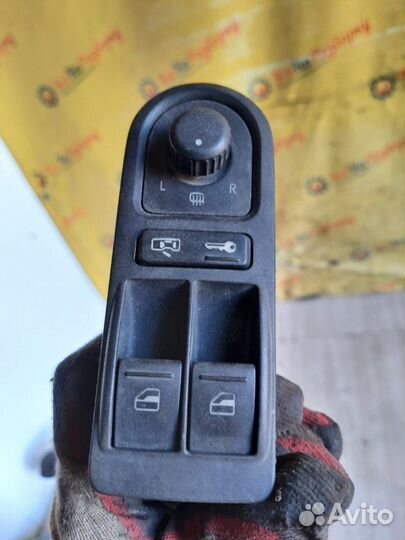 Блок управления стеклоподъемниками и зеркалами