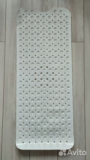 Противоскользящий коврик в ванну