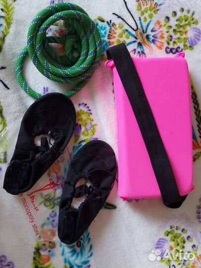 Для гимнастики: подушка, прыгалка и чешки