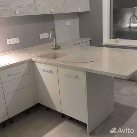 Столешница из кварцевого камня