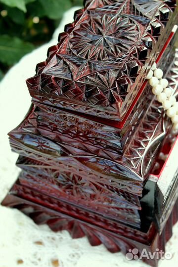 Деревянная резная шкатулка ручной работы