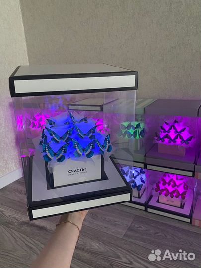 Светящейся букет из бабочек в коробке