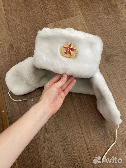 Шапка-ушанка белая с кокардой