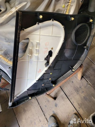 Продам внутреннюю обшивку двери honda fit 2005