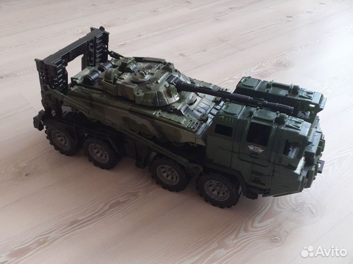 Танк и грузовик