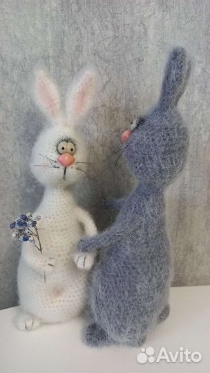 Вязанные зайцы-2шт.(серый и белый)