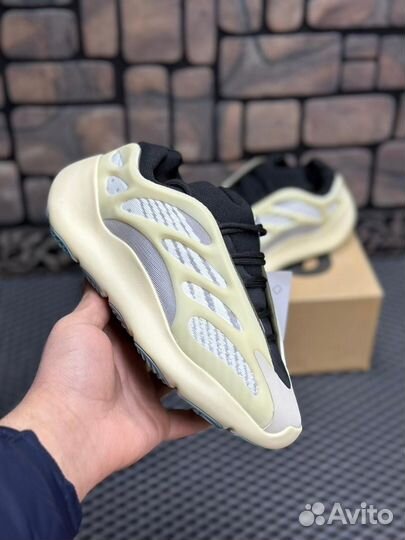 Adidas Yeezy Boost 700 v3