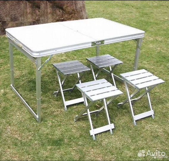 Стол с алюминиевыми стульями