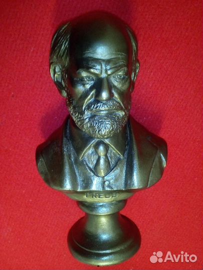 Бюсты: Фрейда, Вольтера, Ницше, Гегеля, Макиавелли