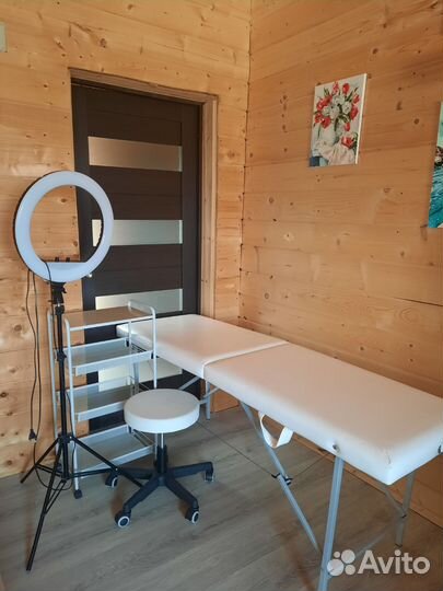 Кушетка со стулом тележкой и кольцевой лампой