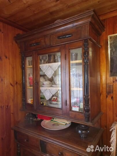 Старинный антикварный шкаф буфет