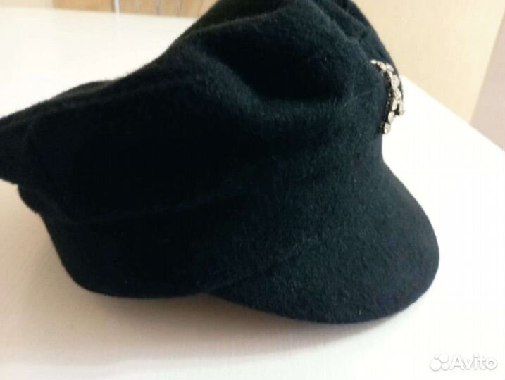 Кепка женская со сверкающими стразами