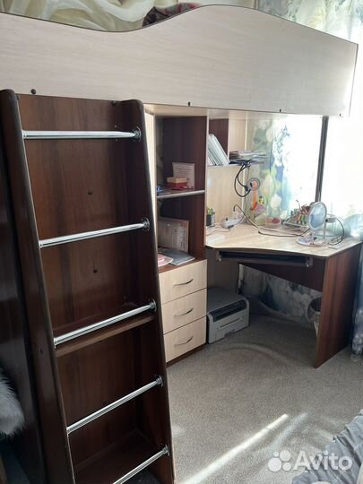 Кровать чердак со столом и шкафом