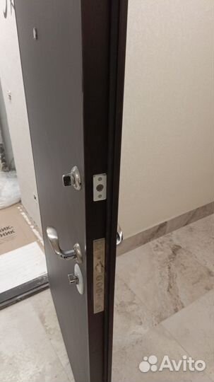 Дверь входная металлическая от застройщика