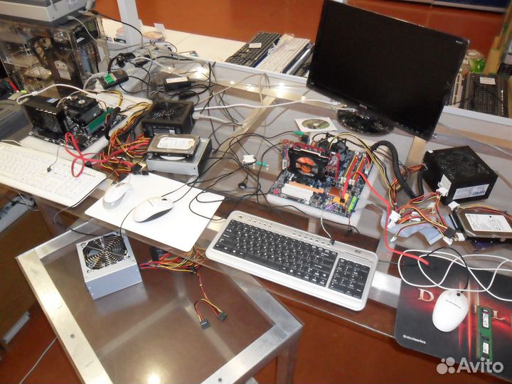 Стол из оргстекло и алюминий