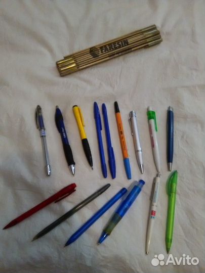 Канцелярская линейка и Набор авторучек