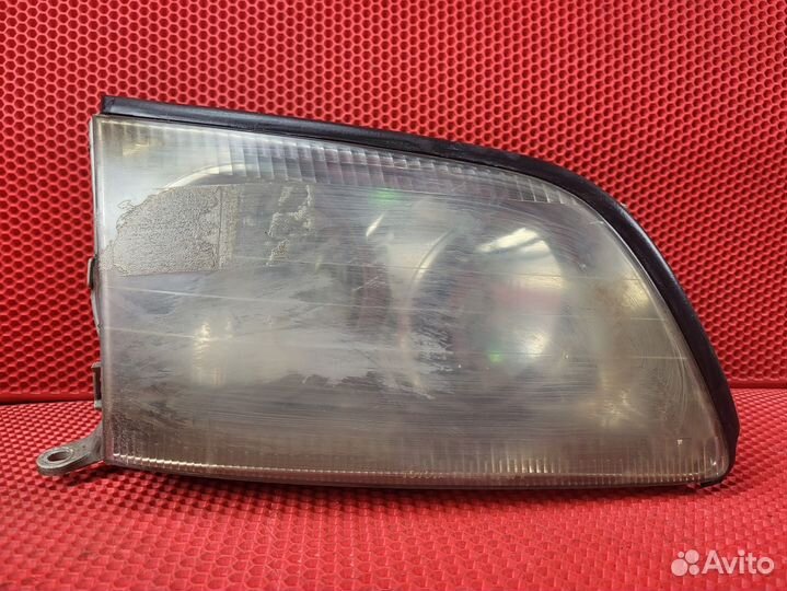 Фара передняя правая Toyota Celsior 8111050180