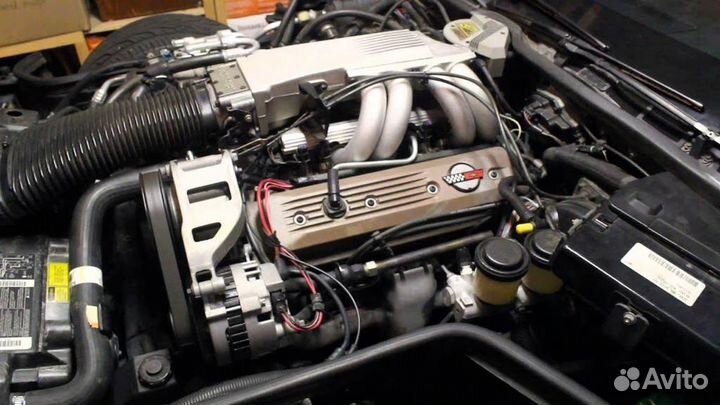 Эмблема chevrolet corvette на двигатель