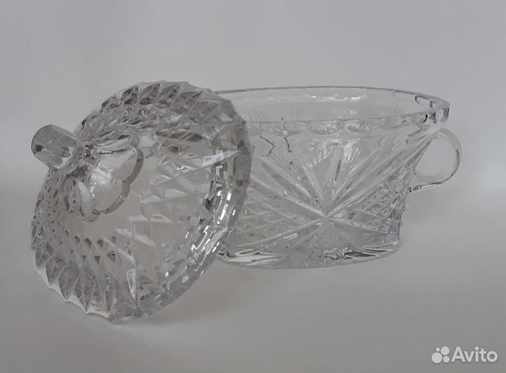 Хрустальная конфетница с крышкой