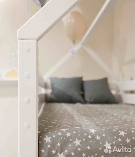 Двухъярусная кровать Домик с лестницей комодом