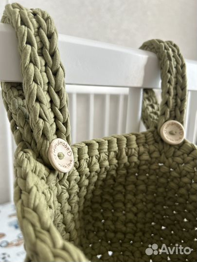 Корзинка вязаная на кроватку