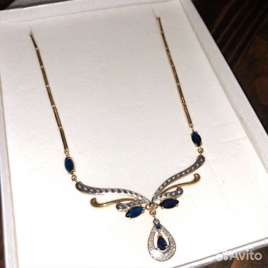 Золотое колье с бриллиантами и сапфирами