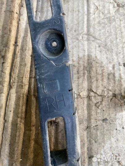 Кронштейн заднего бампера правый Chevrolet Cruze