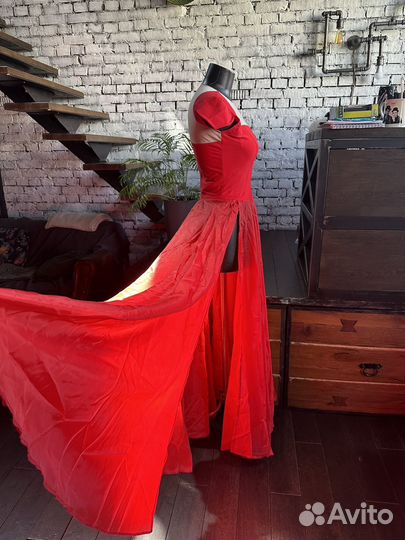 Платье красное - основа боди, сверху юбка и шлейф