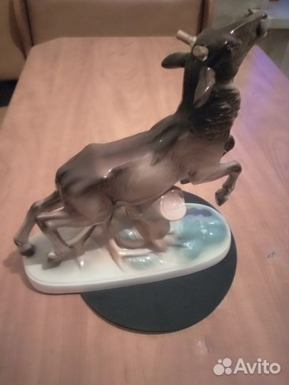 Статуэтки фарфор олень в прыжке, разные