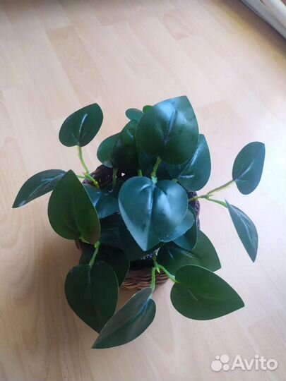 Искусственные цветы в горшках