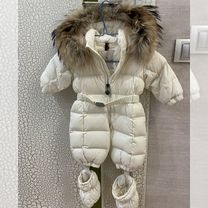 Пуховый комбинезон Moncler с отделкой из меха