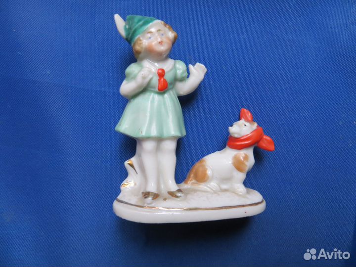 Фарфоровая статуэтка. Девочка лечит собачку