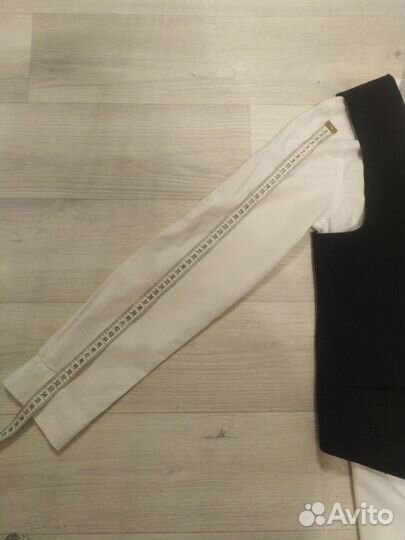 Жилет и белая рубашка