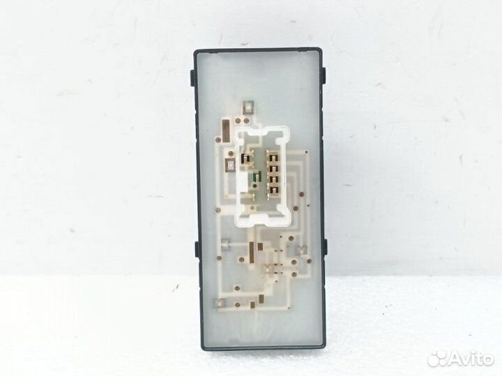 Кнопка стеклоподъемника передняя правая Nissan