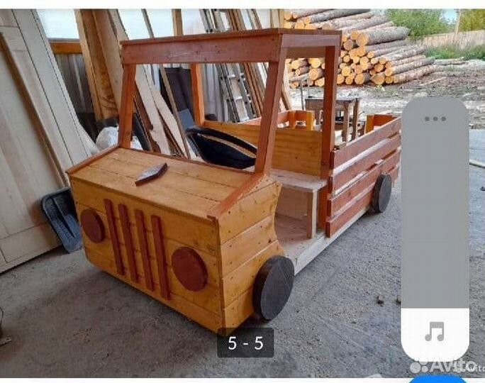 Деревянная машинка для детской площадки